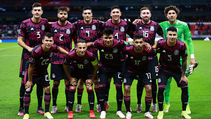 Jugadores de México posan para la foto previo al partido ante Canadá.